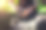 近距离拍摄手工艺人的手在她的工作室制作装饰混凝土花瓶。图片下载