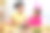 妈妈和女儿带着滑稽的兔子耳朵，用手机拍摄他们画鸡蛋。非裔美国妇女和小女孩坐在节日装饰的房间里的桌子旁。复活节快乐。近距离图片下载