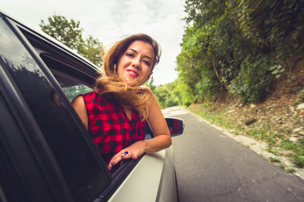 女孩在车里享受图片下载