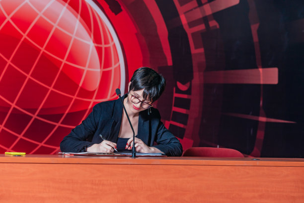 白人女商人、销售人员、代表在会议桌上发表演讲的正式会议肖像。图片下载