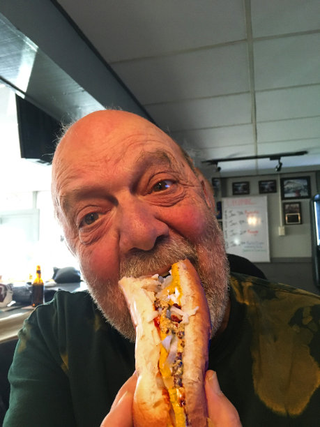 一个人往嘴里塞热狗图片下载