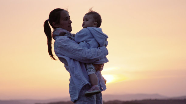 照顾孩子。宝宝跟着妈妈学会了爱自然。教育孩子关于可持续发展的知识。图片下载
