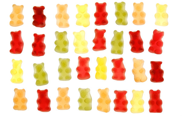 果冻熊糖孤立在白色背景上。果冻是低热量的糖果。孩子们的甜点。果冻色熊集。黄色和红色的甜蜜图案。糖果和甜点。图片下载