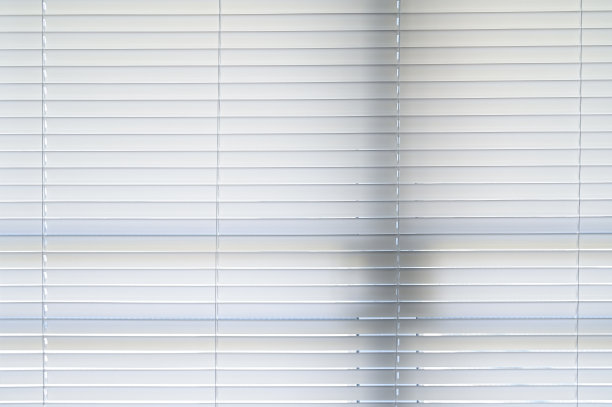 窗户上的白色窗帘图片下载