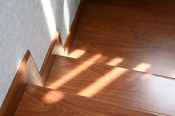 房间里铺着棕色木地板图片下载