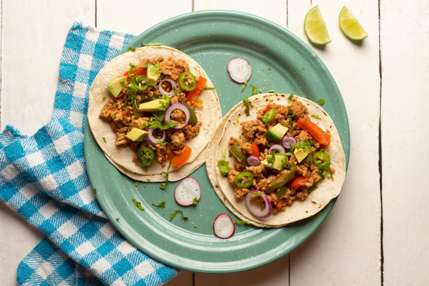 牛油果和青椒碎牛肉玉米卷。墨西哥食物图片下载