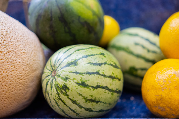 彩色水果摊的特写，有西瓜和橘子图片下载