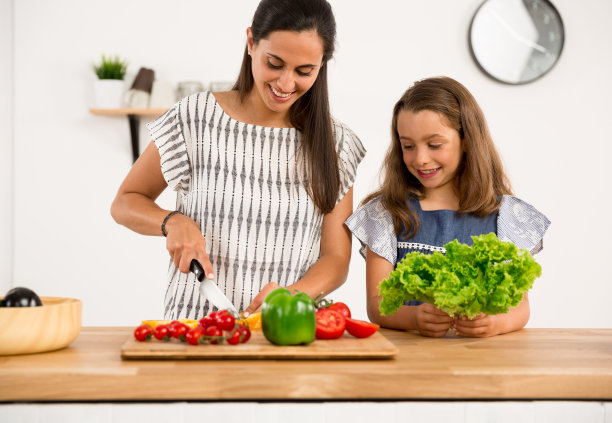 在厨房里玩得开心图片下载