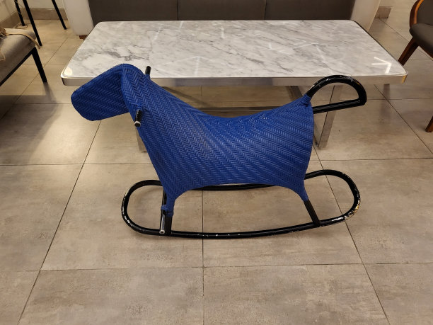 蓝色的塑料摇摆木马图片下载