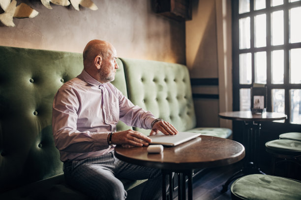 商人在咖啡馆图片下载