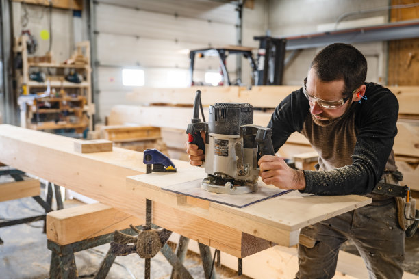在车间里工作的木匠图片下载