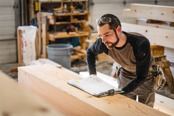 在车间里工作的木匠图片下载