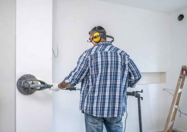 在天花板和墙壁上使用真空砂光机图片下载