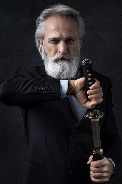 穿着优雅的老年商人和骑士剑图片下载