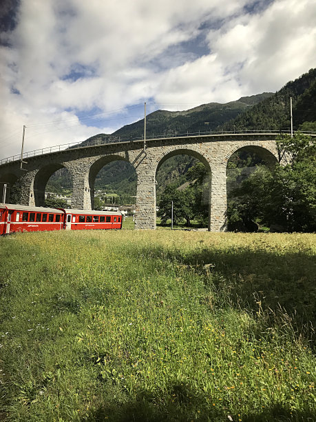 阿尔卑斯山上的火车图片下载