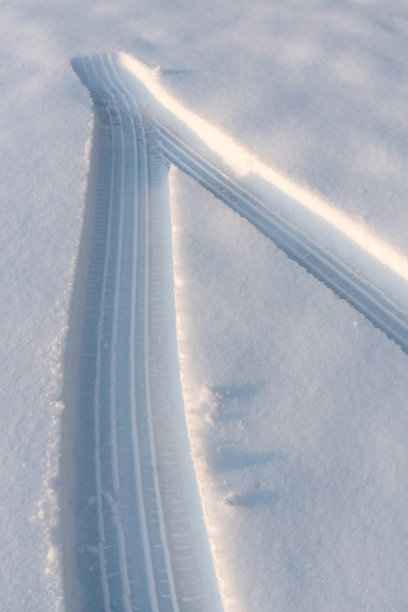 雪地轮胎痕迹图片下载