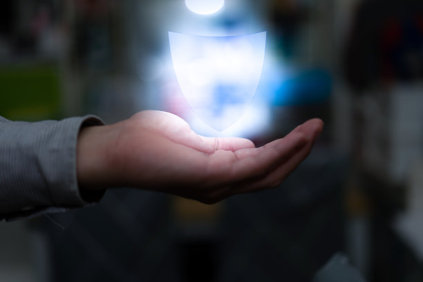 在黑暗中手持空白盾牌图片下载