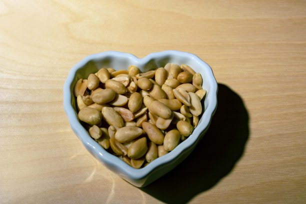 在心形的碗里剥花生图片下载