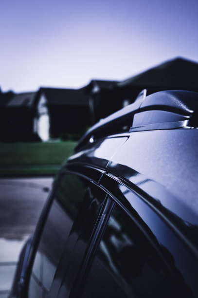 狭窄的选择性聚焦于车顶机架与安装在车顶的横杆图片下载