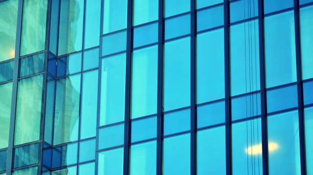 现代城市商业区建筑碎片。图片下载