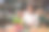一位年轻女子在超市挑选水果和蔬菜。图片下载