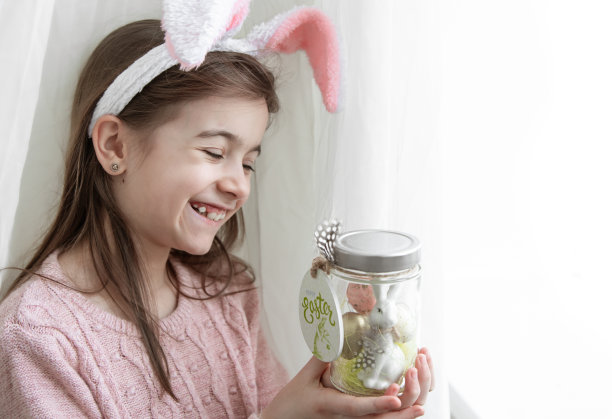 复活节背景与一个女孩在兔子耳朵和装饰，复制空间。图片下载