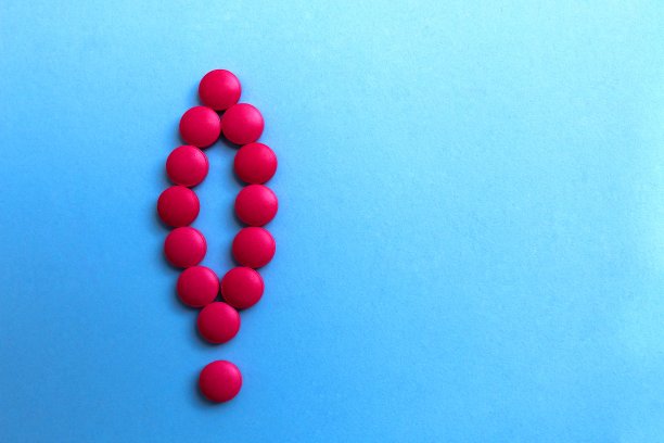 粉色药丸和感叹号排成一行图片下载