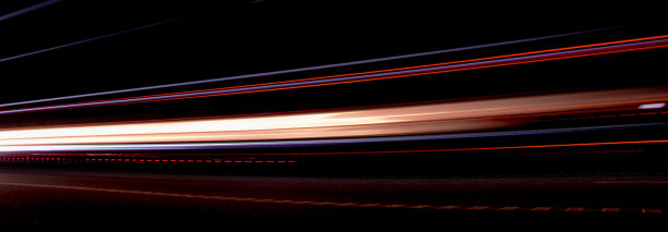 夜晚汽车的灯光。长时间曝光图片下载