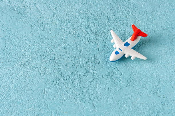 玩具客机在蓝色背景，复制空间图片下载