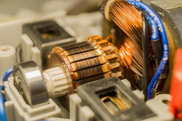 电钻中的电动机。手动电动工具的维修和维护。拆卸钻头。电机不工作。有选择性的重点图片下载