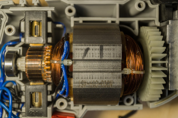 电钻中的电动机。手动电动工具的维修和维护。拆卸钻头。电机不工作。有选择性的重点图片下载