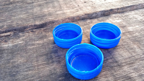 蓝色瓶盖在船上图片下载