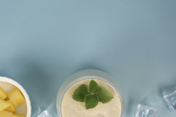 一杯传统的印度少女饮料芒果，薄荷和冰在蓝色的背景上。副本的空间。俯视图图片下载