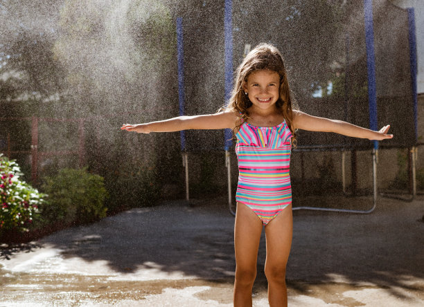 在院子里玩水花图片下载
