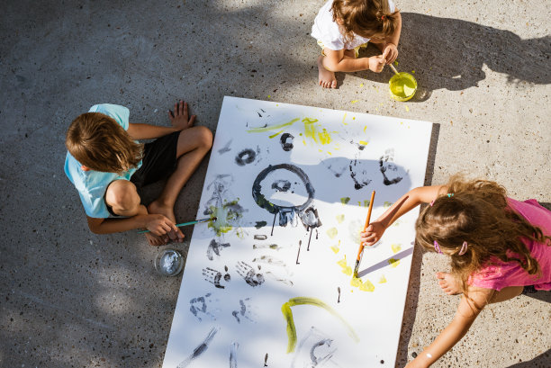 儿童绘画在户外图片下载