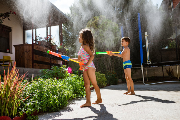 在后院玩水图片下载