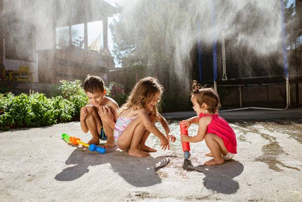 在后院玩水图片下载