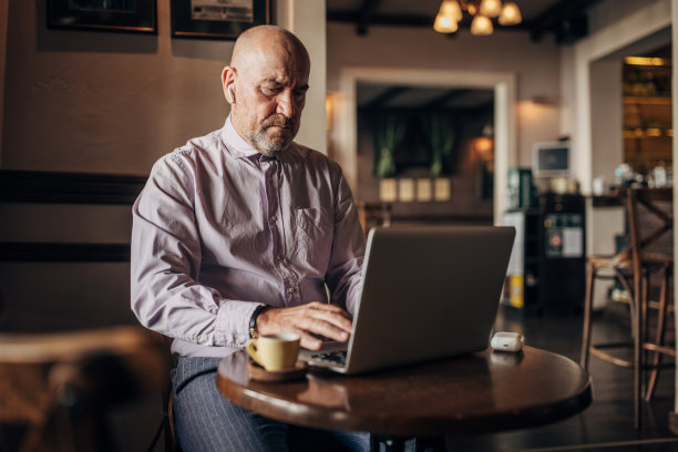 在咖啡馆用笔记本电脑工作的人图片下载