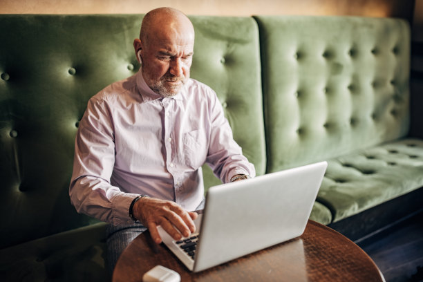 男人在咖啡馆用笔记本电脑图片下载