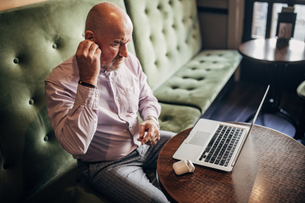男人在咖啡馆用笔记本电脑图片下载
