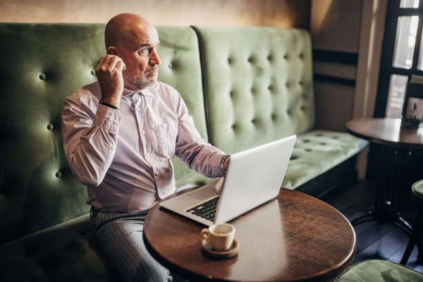 男人在咖啡馆用笔记本电脑图片下载