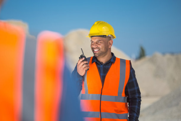 使用步话机的露天矿工人图片下载