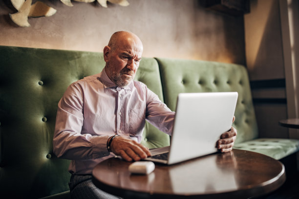 男人在咖啡馆用笔记本电脑图片下载