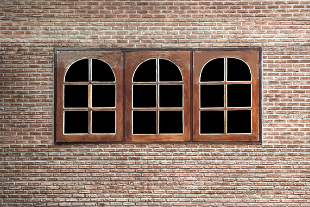 三层实木框架窗口，复古的橙色砖墙为家庭纹理背景(窗口有路径黑色)图片下载