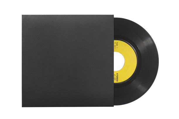 单45转黑胶唱片与信封白色背景图片下载