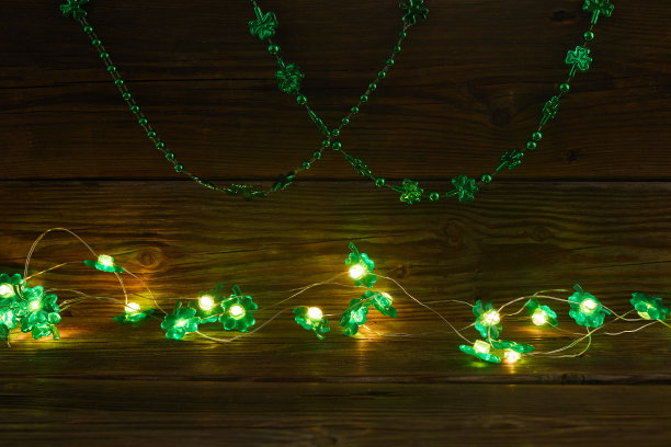 圣帕特里克节抽象背景装饰三叶草叶子。庆祝帕特里克节酒吧派对。图片下载