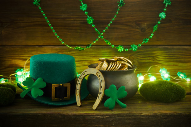 圣帕特里克节快乐的小矮妖与金币复古风格的绿色木材背景图片下载