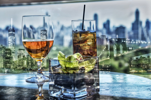 中央公园和曼哈顿上中城全景前的鸡尾酒抽象图像图片下载