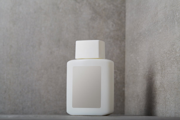 面部或身体护理化妆品瓶子，混凝土背景上有空白标签图片下载