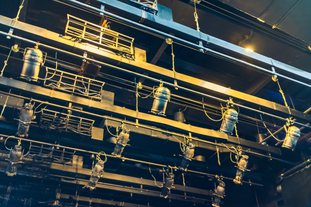 灯光设备悬挂在舞台上的戏剧图片下载